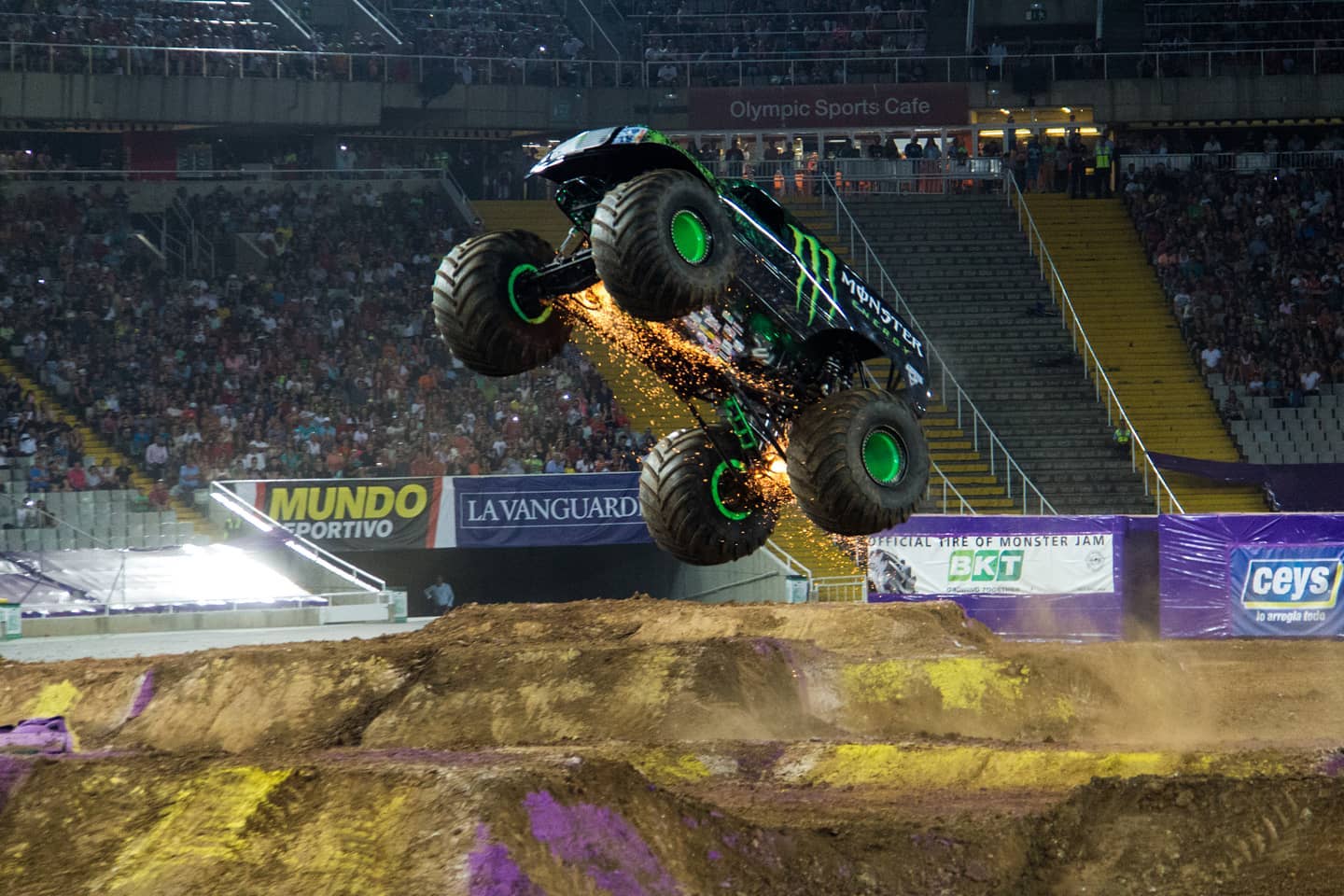 @monsterjam #bcn #monsterjambarcelona #monsterjam #canon #picoftheday #barcelona #jam #salto #coche #car #canonphotography #130mm #3200iso #f56 #1_250s #2015